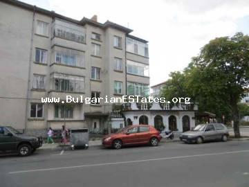 Отличная сделка - Огромная квартира на продажу в центре приморского города Царево, Болгария.
