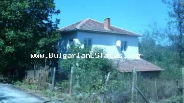 Реставрированный дом для продажи находится в живописной деревне в болгарской сельской местности.