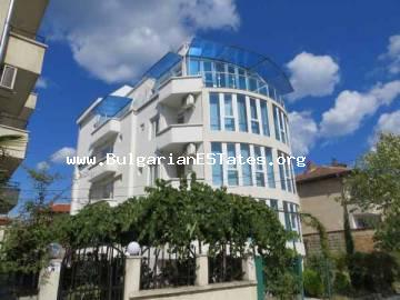 Компания «Bulgarian estates» предлагает семейный отель на продажу в курорте Приморско, Болгария.