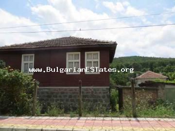 ДВУХЭТАЖНЫЙ отремонтированный дом в деревне Ново-Паничарево, всего в 17 км от пляжа в Приморско.