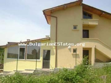 Недвижимость в Болгарии у моря . Продается гостевой дом в деревне Велика, в 4 км от города Лозенец и моря.