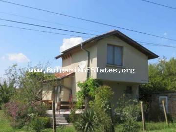 Продается новый двухэтажный дом с тремя спальнями в деревне Полски Извор, в 15 км от Бургаса, Болгария.