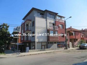 Компания «Bulgarian real estate» продает трехкомнатную квартиру в центре Сарафово, Бургас, Болгария.