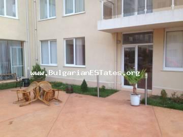 Продается недорогая трехкомнатная квартира в комплексе «Балканский Бриз 1», Солнечный берег, Болгария.