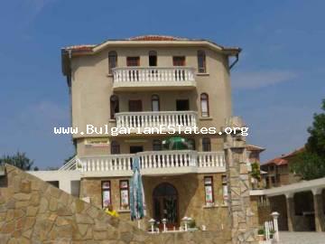 Продается большой дом с магазином и кафе в селе Черное море всего в 10 км от моря и приморского города Бургас в Болгарии.