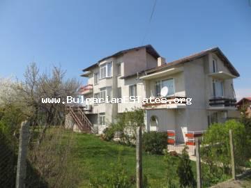 Выгодное предложение!!!! Большой трехэтажный дом в селе Черни връх в 10 км от Бургаса и в 15 км от моря.