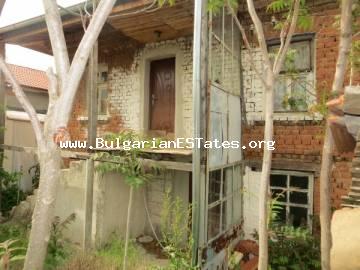 На выгодных условиях продается двухэтажный дом в деревне Извор в 13 км от приморского города Бургас.