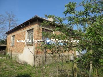 ТОП ПРЕДЛОЖЕНИЕ! Недорого продается прочный дом с большим двором в селе Тръстиково в 15 км от города Бургас и моря.