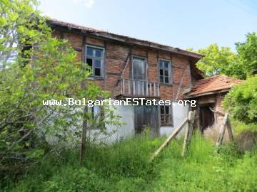 Продается старый двухэтажный дом в селе Изгрев всего в 3 км от моря и города Царево.