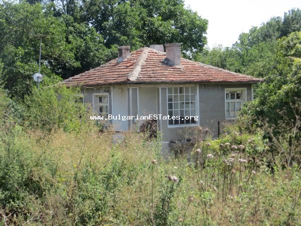 Недорого продается старый дом с большим двором в деревне Ясная Поляна, всего в  12 км от города Приморско и моря.