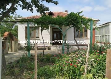 Продается одноэтажный дом в деревне Оризаре, всего в 14 км от Солнечного берега, моря и в 32 км от города Бургас.