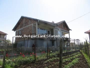 Выгодно продается новый большой дом в с. Росен в 6 км от моря и в 10 км от города Бургас.