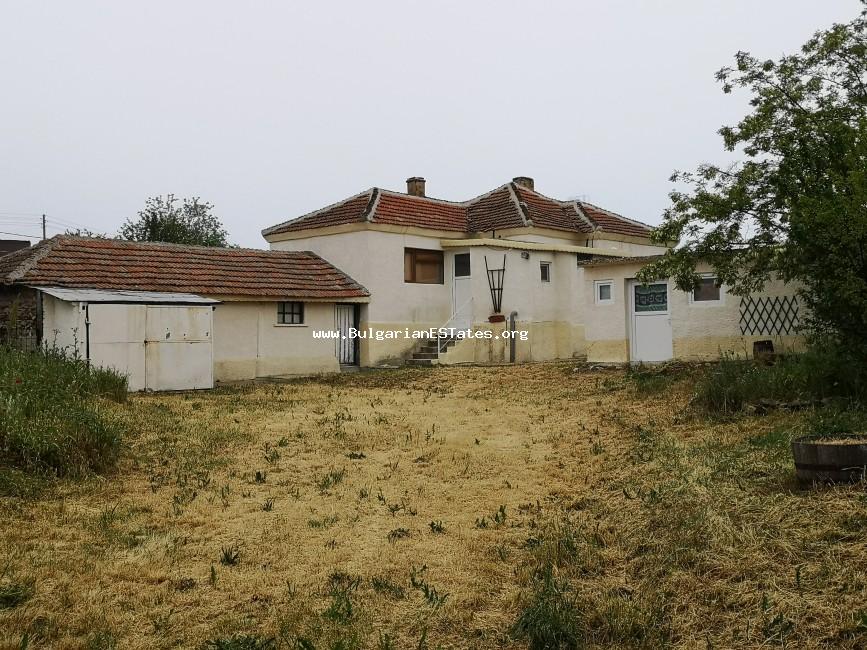 Продается отремонтированный дом в селе Лесово в 20 км от города Элхово и в 120 км от города Бургас.