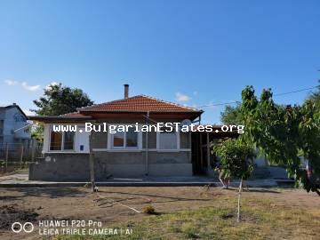 Продается прочный отремонтированный одноэтажный дом в микрорайоне Черно море г. Бургас всего в 10 км от моря.