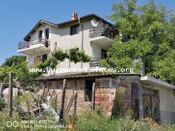Трехэтажный дом к продаже в селе Равадиново в 6 км от г. Созополь и всего в 3 км от пляжа.