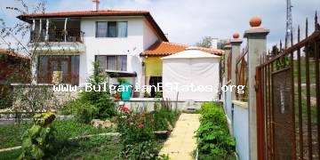 Мы предлагаем великолепный дом для продажи в деревне Изворище, всего в 20 км от Бургаса и пляжа.