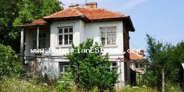 Двухэтажный дом для продажи в деревне Крушевец, всего в 25 км от моря и в 35 км от города Бургас.