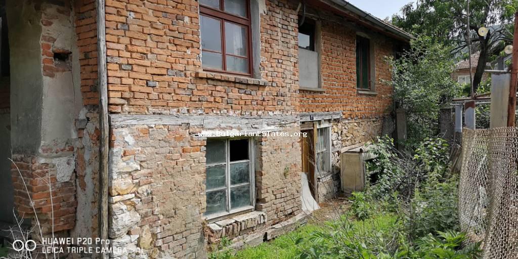 Продается старый двухэтажный дом в городе Малко Тырново, в 65 км от города Бургас и всего в 9 км от границы с Турцией.