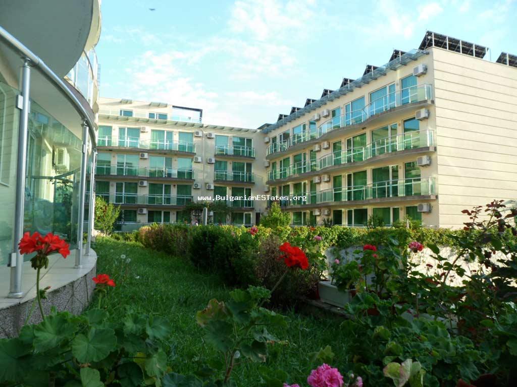 Выгодно продается двухкомнатная квартира в комплексе "Клара", жилой район Сарафово, город Бургас, всего в 100 метрах от пляжа.