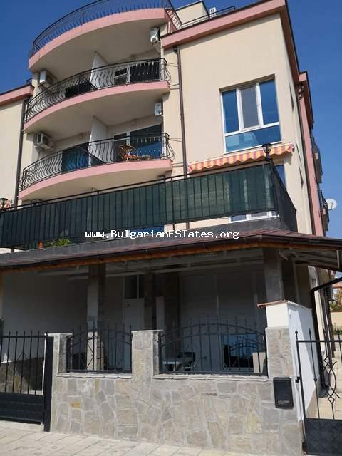 Продается большая двухкомнатная квартира в городе Равда, в 200 метрах от пляжа.