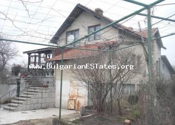 Продается массивный трехэтажный дом в городе Каблешково, в 20 км от Бургаса.