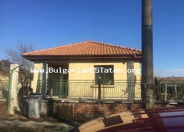 Два дома и большой двор предлагаются к продаже в деревне Трастиково, в 15 км от города Бургас и моря.
