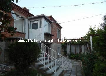 Продается отремонтированный дом в деревне Просеник, в 30 км от курорта Солнечный Берег и моря и в 40 км от города областного значения Бургас.