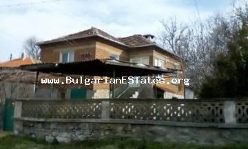 Полностью отремонтированный двухэтажный дом предлагается к продаже в деревне Момина Цырква, всего в 55 км от Бургаса и моря.