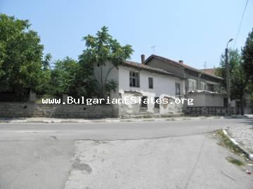 Недорого продается старый двухэтажный дом в деревне Гранитово, всего в 11 км от города Элхово и в 15 км от пункта пересечения границы с Турцией.