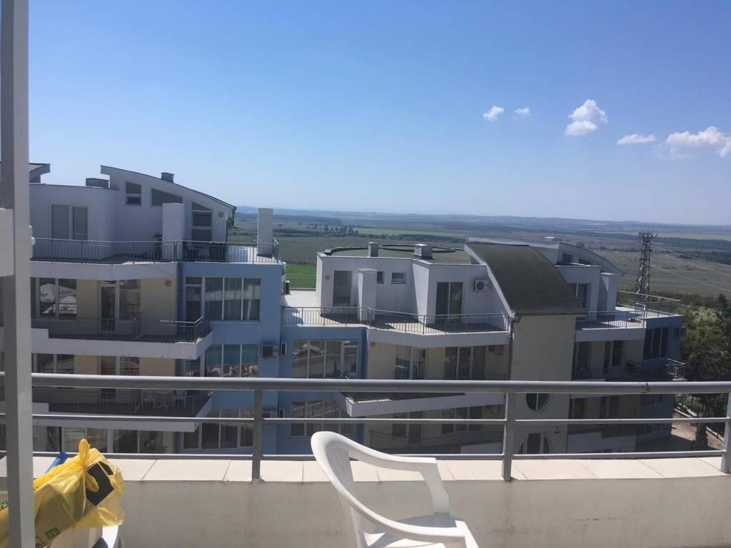 Продается трехкомнатная квартира в комплексе «Сансет Кошарица», всего в 5 км от Солнечного Берега.