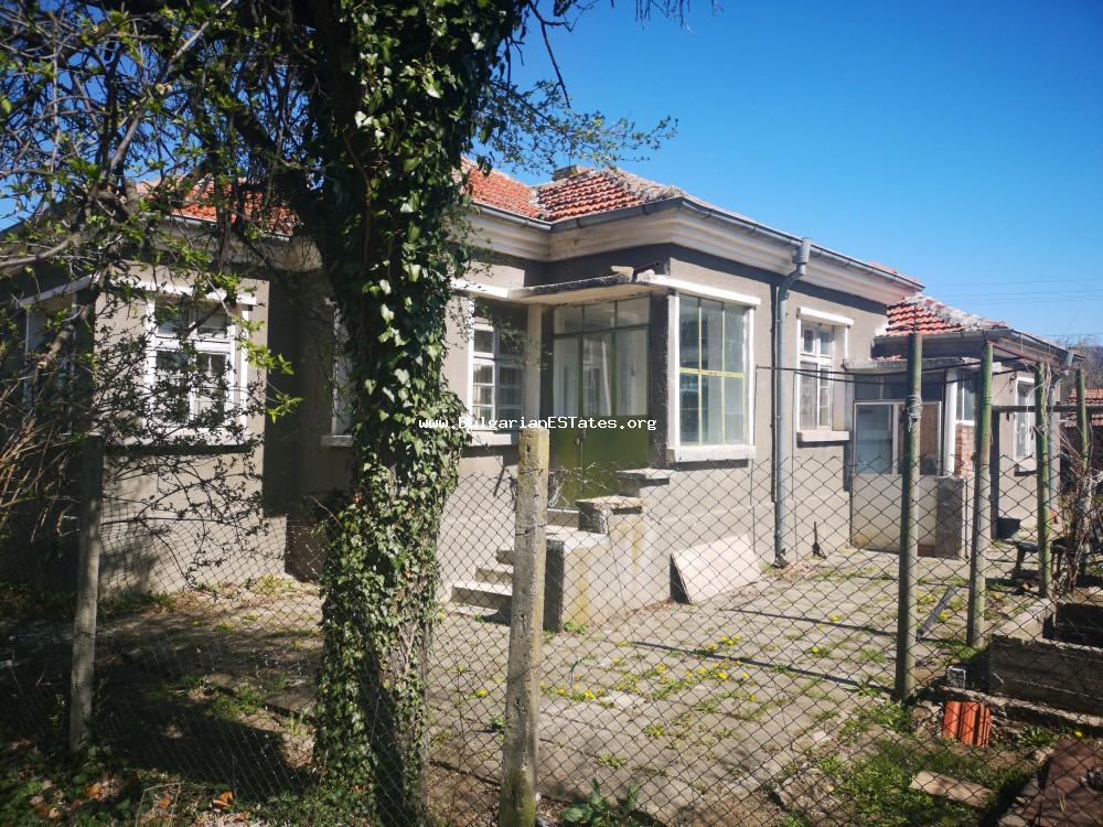 Продается дом в селе Лозарево, в 70 км от города Бургас, в 20 км от Камчинской плотины с прекрасным видом на Балканские горы.
