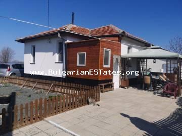 Недорого продается отремонтированный дом с великолепным панорамным видом на Балканские горы в деревне Крушово, в 12 км от города Карнобат и в 55 км от Бургаса.