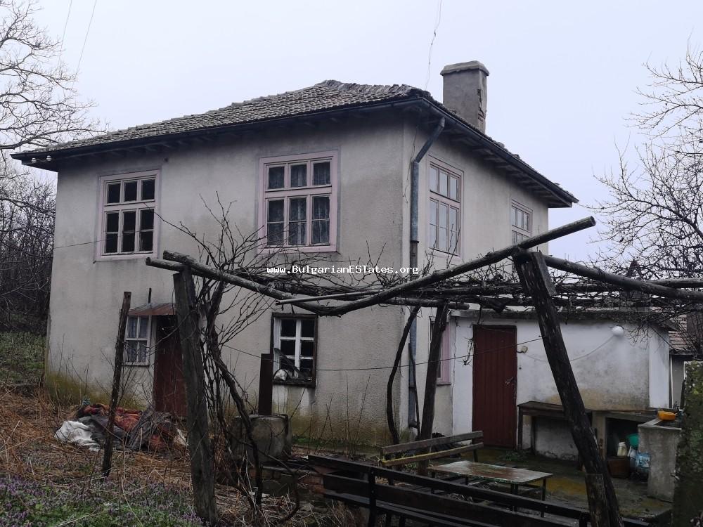 Недорого продается двухэтажный дом с прекрасным видом на село Былгари, горная местность Странджа планина, в 18 км от города Царево и моря.