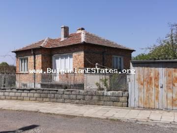 Продается большой двухэтажный дом в центре села Бата, всего в 20 км от моря.