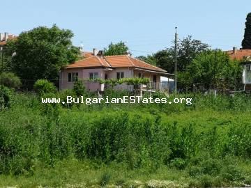 Отремонтированный двухэтажный дом с видом на Бургасское озеро Вая в микрорайоне Горно Езерово, всего в 10 км от центра города Бургас!!!