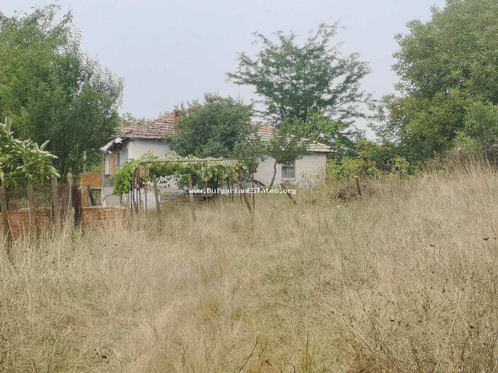 Недорого продается старый дом с огромным двором, всего в 35 км от города Бургас в селе Светлина!!!