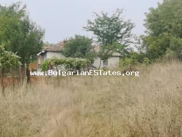 Недорого продается старый дом с огромным двором, всего в 35 км от города Бургас в селе Светлина!!!
