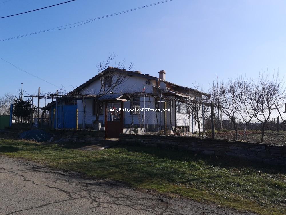 ТОП ПРЕДЛОЖЕНИЕ. Массивный одноэтажный дом на продажу в деревне Кубадин, всего в 50 км от города Бургас и моря.