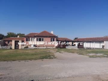 Продается отремонтированный дом с прекрасным видом в деревне Коневец в 100 км от города Бургас и всего в 13 км от тихого города Елхово