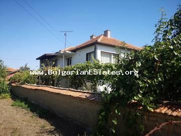 Продается двухэтажный дом в деревне Тенево, в 15 км от города Ямбол и в 115 км от моря и Бургаса.