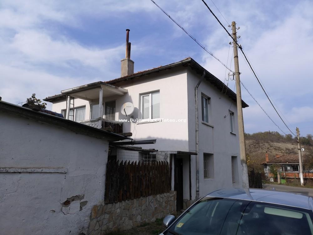 Продается дом в селе Проход, расположенном в 12 км от городка Средец и в 37 км от города областного значения Бургас и моря.
