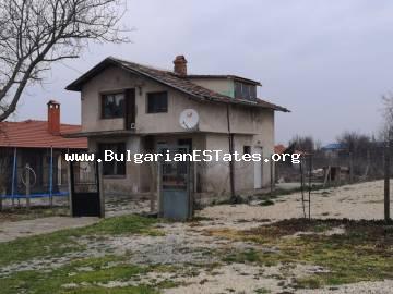 Двухэтажный дом на продажу в деревне Полски Извор, всего в 25 км от города Бургас и моря, Болгария.