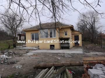Продаем отремонтированный, одноэтажный дом в деревне Дебелт, в 20 км от Бургаса и моря, Болгария.