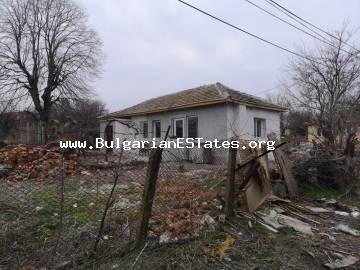Продаем отремонтированный, одноэтажный дом в деревне Дебелт, в 20 км от Бургаса и моря, Болгария.