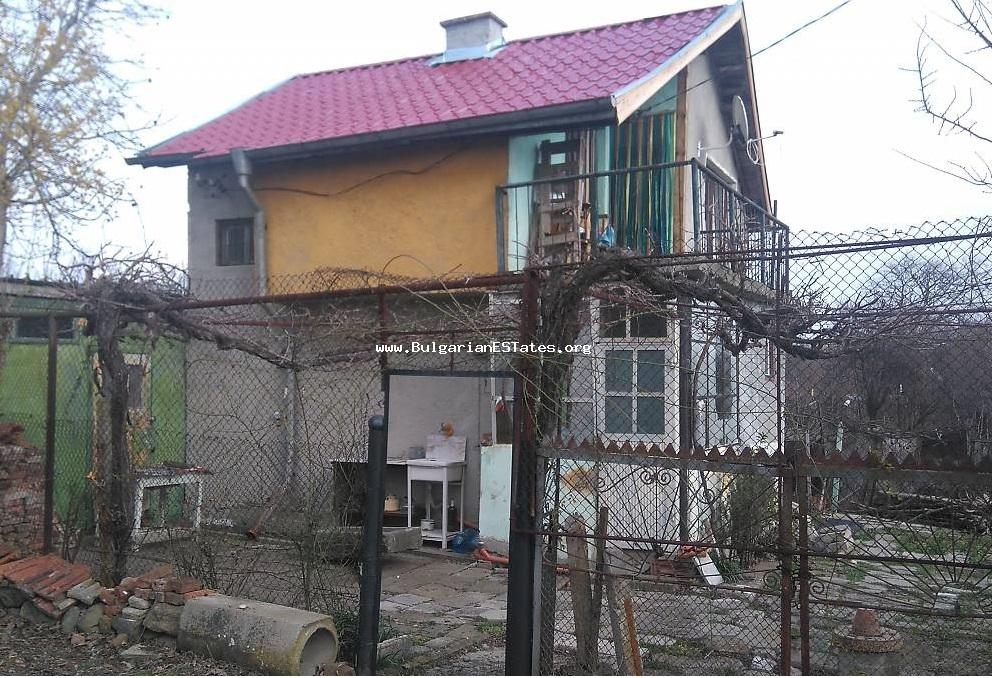 Недорогой отремонтированный дом на продажу в деревне Житосвят, всего в 45 км от моря и города Бургас.