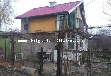 Недорогой отремонтированный дом на продажу в деревне Житосвят, всего в 45 км от моря и города Бургас.