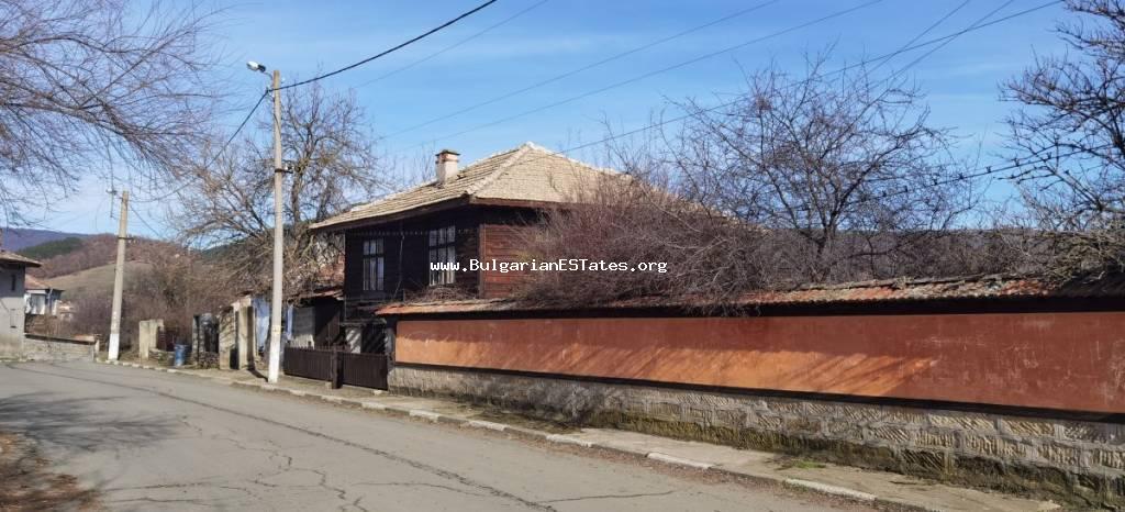 Предлагаем на продажу отремонтированный дом в селе Везенково, в 90 км от города Бургас, недалеко от реки Луда Камчия.