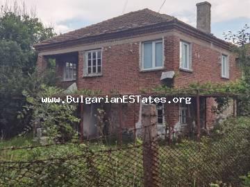 Предлагаем на продажу массивный двухэтажный дом в селе Момина Цырква, всего в 60 км от города Бургас и моря.