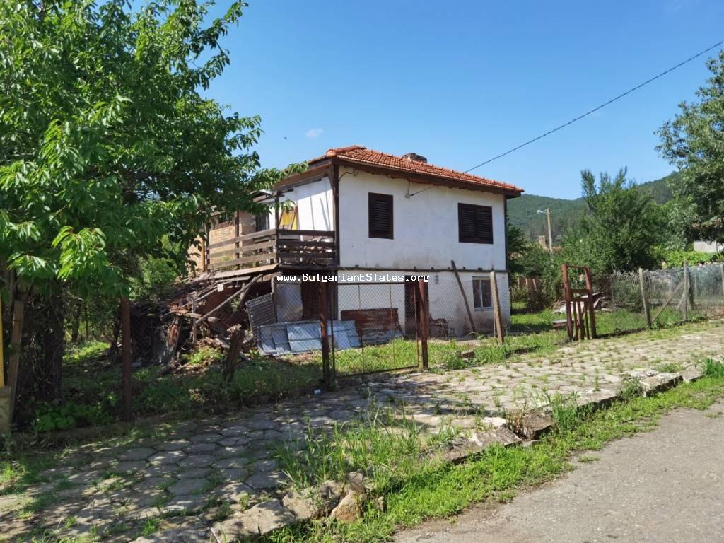 Частично отремонтированный дом на продажу в деревне Бродилово, всего в 12 км от города Царево и моря, и у подножия гор Странджа, Болгария.