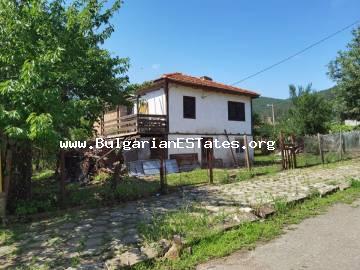 Частично отремонтированный дом на продажу в деревне Бродилово, всего в 12 км от города Царево и моря, и у подножия гор Странджа, Болгария.